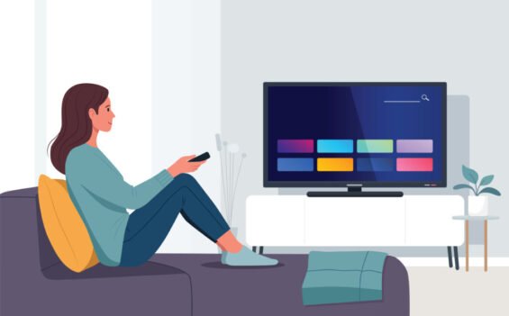 Mujer relajándose en el sofá mientras ve su televisor